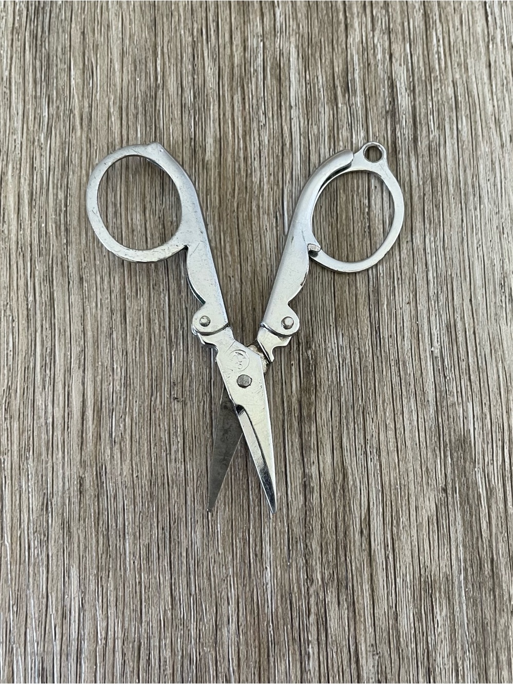 Vintage-Style Folding Scissors – Compact Silver Tone Travel Sewing Craft